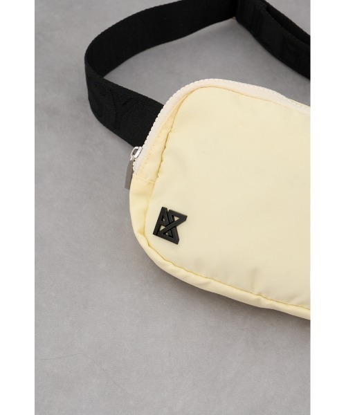AZUL by moussy(アズールバイマウジー)の「AZプレートミニボディバッグ(ショルダーバッグ・メンズ・ブラック/アイボリー/グレー・FREE)」の5枚目の写真