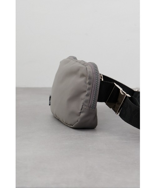 AZUL by moussy(アズールバイマウジー)の「AZプレートミニボディバッグ(ショルダーバッグ・メンズ・ブラック/アイボリー/グレー・FREE)」の15枚目の写真