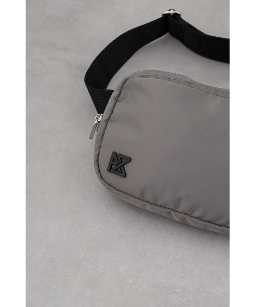AZUL by moussy(アズールバイマウジー)の「AZプレートミニボディバッグ(ショルダーバッグ・メンズ・ブラック/アイボリー/グレー・FREE)」の10枚目の写真