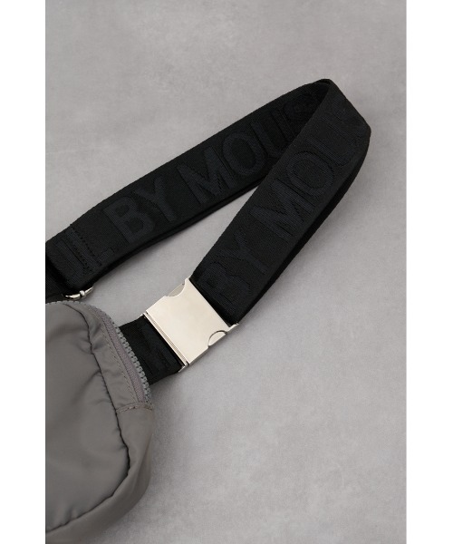 AZUL by moussy(アズールバイマウジー)の「AZプレートミニボディバッグ(ショルダーバッグ・メンズ・ブラック/アイボリー/グレー・FREE)」の11枚目の写真