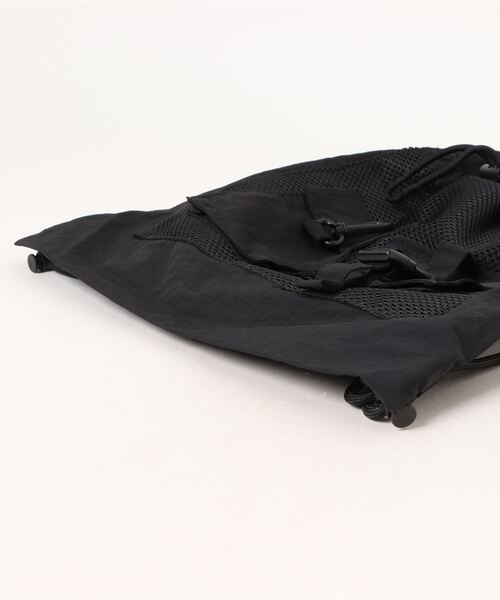 SPINNS(スピンズ)の「ナイロンナップサック/軽量×大容量/フェス・アウトドアにも◎(バックパック/リュック・メンズ・オフホワイト/ブラック・ONESIZE)」の4枚目の写真