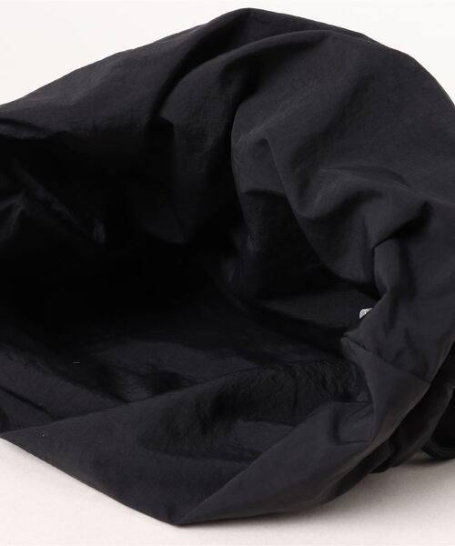 SPINNS(スピンズ)の「ナイロンナップサック/軽量×大容量/フェス・アウトドアにも◎(バックパック/リュック・メンズ・オフホワイト/ブラック・ONESIZE)」の5枚目の写真