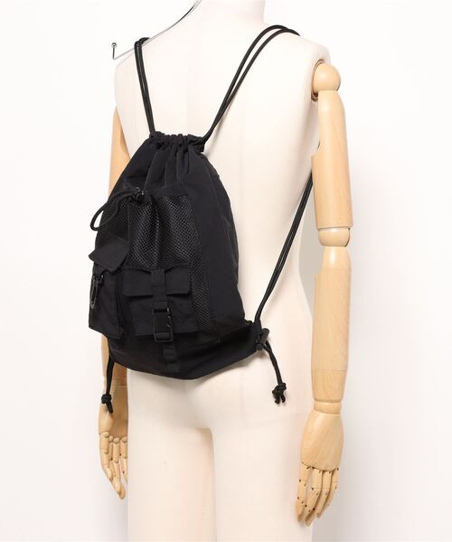 SPINNS(スピンズ)の「ナイロンナップサック/軽量×大容量/フェス・アウトドアにも◎(バックパック/リュック・メンズ・オフホワイト/ブラック・ONESIZE)」の6枚目の写真