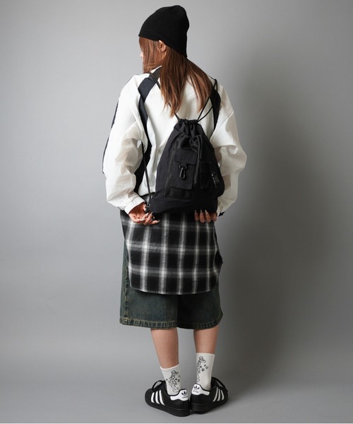 SPINNS(スピンズ)の「ナイロンナップサック/軽量×大容量/フェス・アウトドアにも◎(バックパック/リュック・メンズ・オフホワイト/ブラック・ONESIZE)」の9枚目の写真