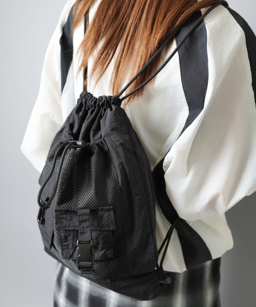 SPINNS(スピンズ)の「ナイロンナップサック/軽量×大容量/フェス・アウトドアにも◎(バックパック/リュック・メンズ・オフホワイト/ブラック・ONESIZE)」の8枚目の写真