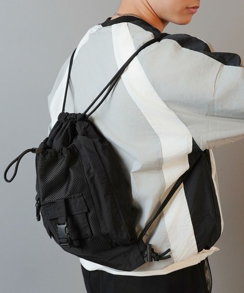 SPINNS(スピンズ)の「ナイロンナップサック/軽量×大容量/フェス・アウトドアにも◎(バックパック/リュック・メンズ・オフホワイト/ブラック・ONESIZE)」の13枚目の写真