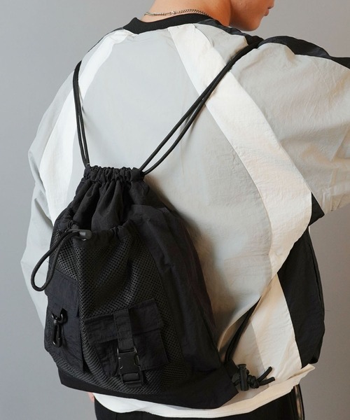 SPINNS(スピンズ)の「ナイロンナップサック/軽量×大容量/フェス・アウトドアにも◎(バックパック/リュック・メンズ・オフホワイト/ブラック・ONESIZE)」の14枚目の写真