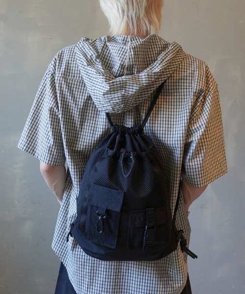 SPINNS(スピンズ)の「ナイロンナップサック/軽量×大容量/フェス・アウトドアにも◎(バックパック/リュック・メンズ・オフホワイト/ブラック・ONESIZE)」の17枚目の写真