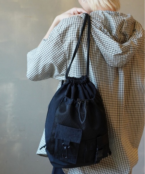 SPINNS(スピンズ)の「ナイロンナップサック/軽量×大容量/フェス・アウトドアにも◎(バックパック/リュック・メンズ・オフホワイト/ブラック・ONESIZE)」の15枚目の写真