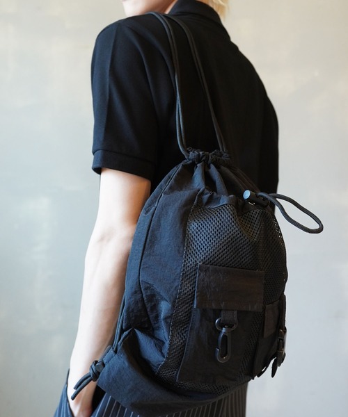 SPINNS(スピンズ)の「ナイロンナップサック/軽量×大容量/フェス・アウトドアにも◎(バックパック/リュック・メンズ・オフホワイト/ブラック・ONESIZE)」の21枚目の写真