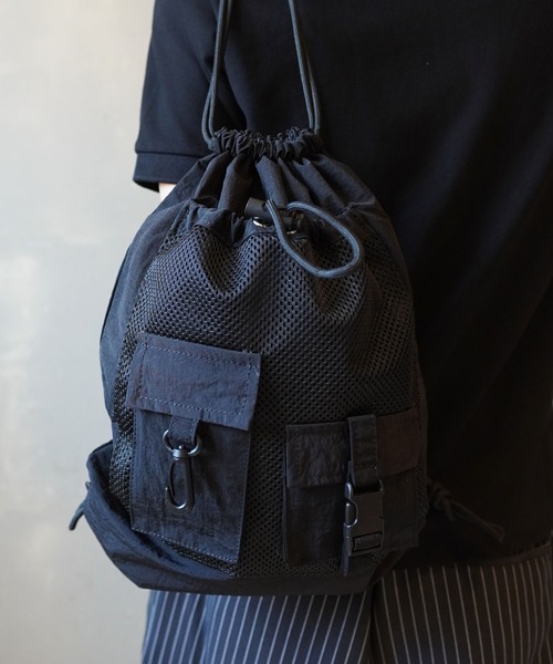 SPINNS(スピンズ)の「ナイロンナップサック/軽量×大容量/フェス・アウトドアにも◎(バックパック/リュック・メンズ・オフホワイト/ブラック・ONESIZE)」の14枚目の写真