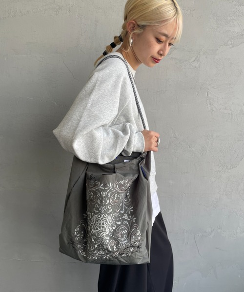 Ball&Chain（ボールアンドチェーン）の「[BALL&CHAIN/ボールアンドチェーン] DAMASUK.HORSE 刺繍デザインナイロントートバッグ（トートバッグ・レディース・チャコールグレー/ブラック・M）」の18枚目の写真