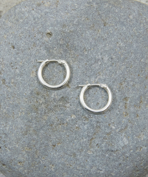 And A(アンドエー)の「And A アンドエー / SILVER925 SMALL HOOP PIERCE シルバー925スモールフープピアス(両耳用) / AA-A24U007(ピアス(両耳用)・メンズ・シルバー・SMALL)」の5枚目の写真