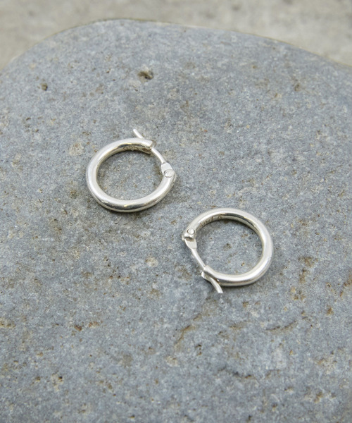 And A(アンドエー)の「And A アンドエー / SILVER925 SMALL HOOP PIERCE シルバー925スモールフープピアス(両耳用) / AA-A24U007(ピアス(両耳用)・メンズ・シルバー・SMALL)」の6枚目の写真