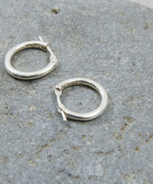 And A(アンドエー)の「And A アンドエー / SILVER925 SMALL HOOP PIERCE シルバー925スモールフープピアス(両耳用) / AA-A24U007(ピアス(両耳用)・メンズ・シルバー・SMALL)」の7枚目の写真