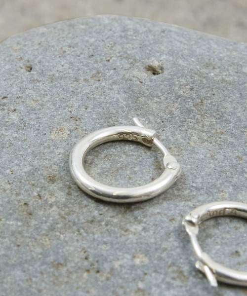 And A(アンドエー)の「And A アンドエー / SILVER925 SMALL HOOP PIERCE シルバー925スモールフープピアス(両耳用) / AA-A24U007(ピアス(両耳用)・メンズ・シルバー・SMALL)」の8枚目の写真