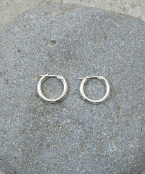And A(アンドエー)の「And A アンドエー / SILVER925 SMALL HOOP PIERCE シルバー925スモールフープピアス(両耳用) / AA-A24U007(ピアス(両耳用)・メンズ・シルバー・SMALL)」の9枚目の写真
