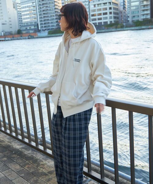 FFEIN（フェイン）の「【FFEIN(フェイン)】ワンポイントロゴフーディジップパーカー / フード ダブルジップ 刺繍 ワンポイント ワイド 裏起毛（パーカー・メンズ・オフホワイト/アッシュグレー/ブラック/ネイビー・SMALL/MEDIUM/LARGE）」の19枚目の写真