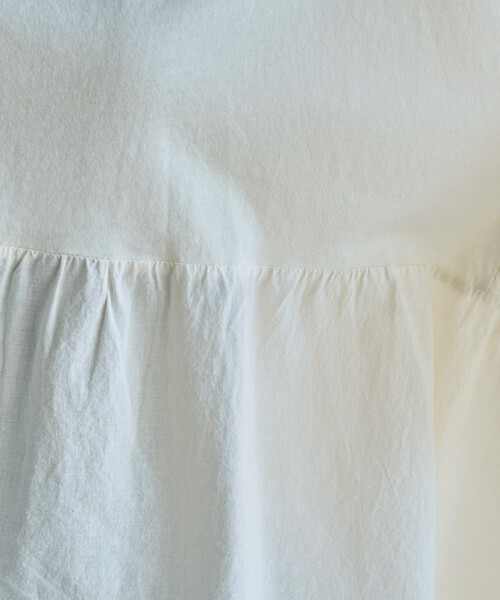 FREAK'S STORE(フリークスストア)の「限定展開 ピグメント加工 ドッキング フリル トップス(Tシャツ/カットソー・レディース・オフホワイト/ブルー/スミクロ/ベージュ/イエロー/グリーン・フリ-)」の10枚目の写真