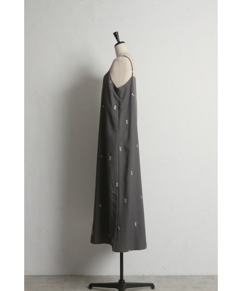 &. NOSTALGIA（アンドドットノスタルジア）の「【ZOZO限定】フラワー刺繍キャミワンピース（ワンピース・レディース・ネイビー/グレー・M）」の22枚目の写真