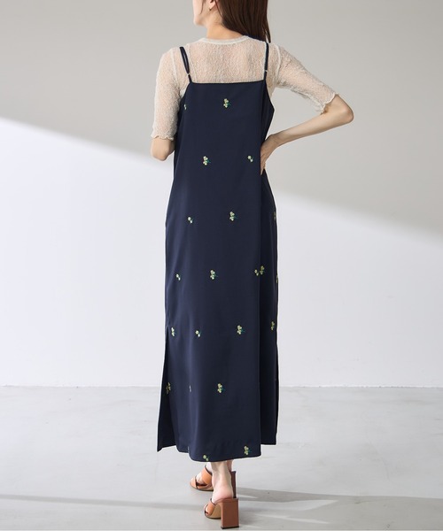 &. NOSTALGIA（アンドドットノスタルジア）の「【ZOZO限定】フラワー刺繍キャミワンピース（ワンピース・レディース・ネイビー/グレー・M）」の4枚目の写真