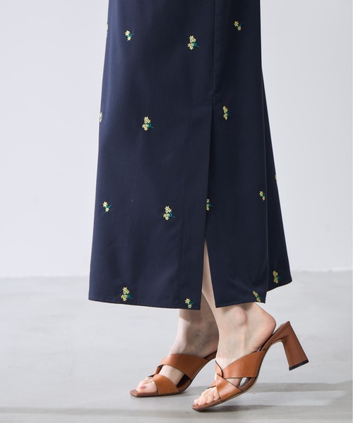 &. NOSTALGIA（アンドドットノスタルジア）の「【ZOZO限定】フラワー刺繍キャミワンピース（ワンピース・レディース・ネイビー/グレー・M）」の6枚目の写真