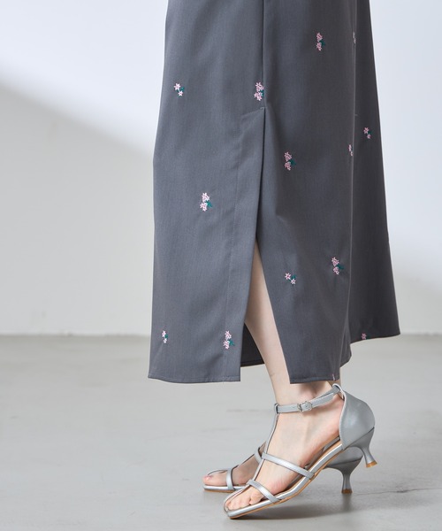 &. NOSTALGIA（アンドドットノスタルジア）の「【ZOZO限定】フラワー刺繍キャミワンピース（ワンピース・レディース・ネイビー/グレー・M）」の17枚目の写真