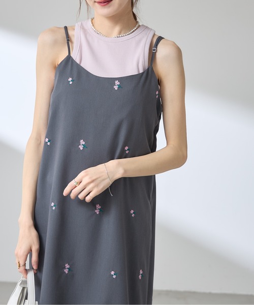 &. NOSTALGIA（アンドドットノスタルジア）の「【ZOZO限定】フラワー刺繍キャミワンピース（ワンピース・レディース・ネイビー/グレー・M）」の18枚目の写真