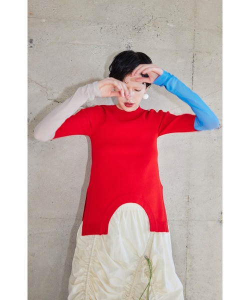 OMMO(オーエムエムオー)の「CIRCLE CUT BLOCKING KT TOP(ニット/セーター・レディース・レッド/ブラック/カーキ/ブルー/ブラック系その他・FREE)」の1枚目の写真