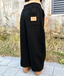 at12:03（アットイチニーゼロサン）の「【日本未発売/WEB限定】MUCENT(ムセント)/ユニセックス ワイド ルーズ ロゴ ジョガー スウェットパンツ/LASH METAL LOGO JOGGER SWEAT WIDE PANTS UNISEX（スウェットパンツ）」