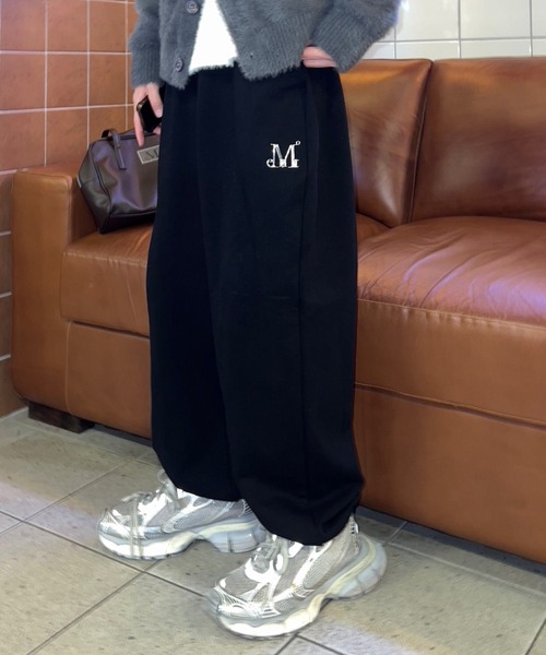 MUCENT（ムセント）の「【日本未発売/WEB限定】MUCENT(ムセント)/ユニセックス ワイド ルーズ ロゴ ジョガー スウェットパンツ/LASH METAL LOGO JOGGER SWEAT WIDE PANTS UNISEX（スウェットパンツ・レディース・ブラック/アイボリー/カーキ/グレー・FREE）」の12枚目の写真