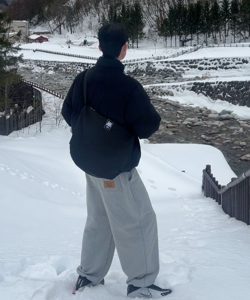 MUCENT（ムセント）の「【日本未発売/WEB限定】MUCENT(ムセント)/ユニセックス ワイド ルーズ ロゴ ジョガー スウェットパンツ/LASH METAL LOGO JOGGER SWEAT WIDE PANTS UNISEX（スウェットパンツ・レディース・ブラック/アイボリー/カーキ/グレー・FREE）」の21枚目の写真