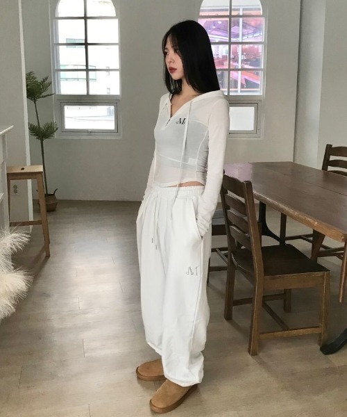 MUCENT（ムセント）の「【日本未発売/WEB限定】MUCENT(ムセント)/ユニセックス ワイド ルーズ ロゴ ジョガー スウェットパンツ/LASH METAL LOGO JOGGER SWEAT WIDE PANTS UNISEX（スウェットパンツ・レディース・ブラック/アイボリー/カーキ/グレー・FREE）」の6枚目の写真