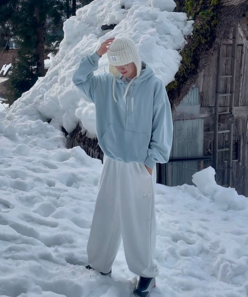 MUCENT（ムセント）の「【日本未発売/WEB限定】MUCENT(ムセント)/ユニセックス ワイド ルーズ ロゴ ジョガー スウェットパンツ/LASH METAL LOGO JOGGER SWEAT WIDE PANTS UNISEX（スウェットパンツ・レディース・ブラック/アイボリー/カーキ/グレー・FREE）」の8枚目の写真