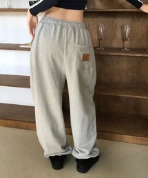 at12:03（アットイチニーゼロサン）の「【日本未発売/WEB限定】MUCENT(ムセント)/ユニセックス ワイド ルーズ ロゴ ジョガー スウェットパンツ/LASH METAL LOGO JOGGER SWEAT WIDE PANTS UNISEX（スウェットパンツ）」