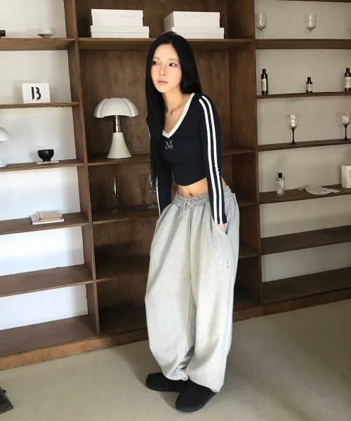 MUCENT（ムセント）の「【日本未発売/WEB限定】MUCENT(ムセント)/ユニセックス ワイド ルーズ ロゴ ジョガー スウェットパンツ/LASH METAL LOGO JOGGER SWEAT WIDE PANTS UNISEX（スウェットパンツ・レディース・ブラック/アイボリー/カーキ/グレー・FREE）」の20枚目の写真