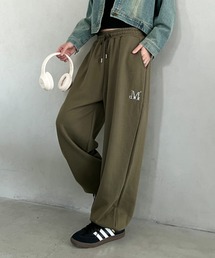 at12:03（アットイチニーゼロサン）の「【日本未発売/WEB限定】MUCENT(ムセント)/ユニセックス ワイド ルーズ ロゴ ジョガー スウェットパンツ/LASH METAL LOGO JOGGER SWEAT WIDE PANTS UNISEX（スウェットパンツ）」