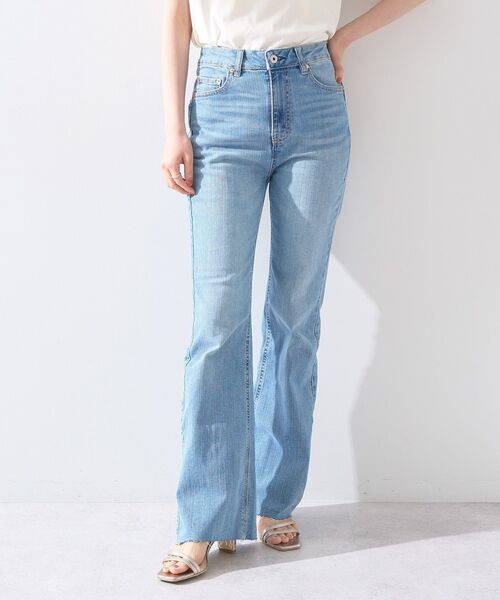 earth music&ecology(アースミュージックアンドエコロジー)の「セルフカットフレアデニムパンツ(デニムパンツ・レディース・ライトインディゴブルー/ブルー系その他・M/L/S)」の2枚目の写真