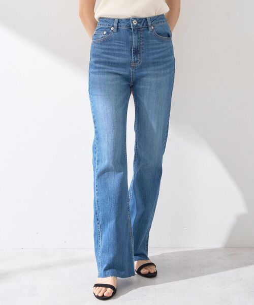 earth music&ecology(アースミュージックアンドエコロジー)の「セルフカットフレアデニムパンツ(デニムパンツ・レディース・ライトインディゴブルー/ブルー系その他・M/L/S)」の7枚目の写真