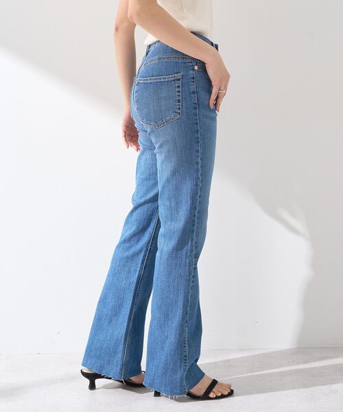 earth music&ecology(アースミュージックアンドエコロジー)の「セルフカットフレアデニムパンツ(デニムパンツ・レディース・ライトインディゴブルー/ブルー系その他・M/L/S)」の11枚目の写真