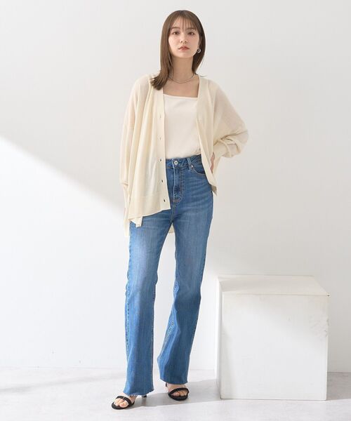 earth music&ecology(アースミュージックアンドエコロジー)の「セルフカットフレアデニムパンツ(デニムパンツ・レディース・ライトインディゴブルー/ブルー系その他・M/L/S)」の3枚目の写真