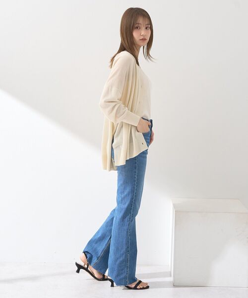 earth music&ecology(アースミュージックアンドエコロジー)の「セルフカットフレアデニムパンツ(デニムパンツ・レディース・ライトインディゴブルー/ブルー系その他・M/L/S)」の4枚目の写真