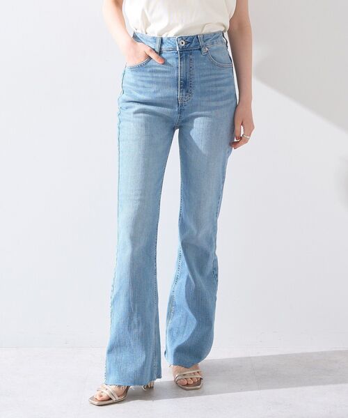 earth music&ecology(アースミュージックアンドエコロジー)の「セルフカットフレアデニムパンツ(デニムパンツ・レディース・ライトインディゴブルー/ブルー系その他・M/L/S)」の13枚目の写真