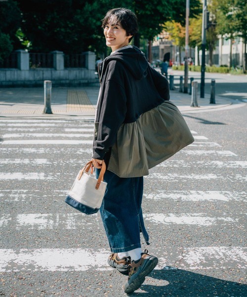 KRIFF MAYER Lady's Collection（クリフメイヤーレディースコレクション）の「【本体綿100％】異素材切替ざっくり裏毛ジャケット（パーカー・レディース・ベージュ/パープル/カラフル/ブラック/ナチュラル/グレー・MEDIUM/LARGE）」の14枚目の写真