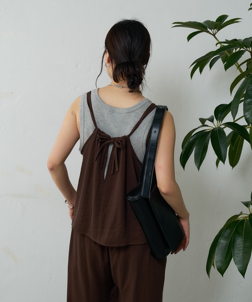 COLONY 2139(コロニートゥーワンスリーナイン)の「リネンライクキャミブラウス(キャミソール・レディース・ベージュ/ブラウン/ブラック・FREE)」の15枚目の写真