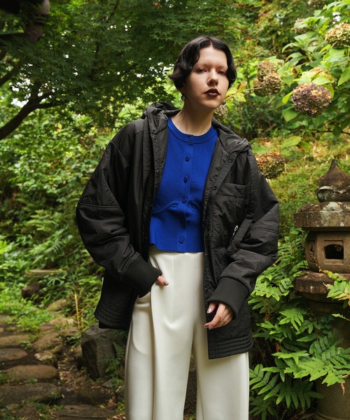 OMMO(オーエムエムオー)の「PADDED HOOD SHIRT(その他アウター・レディース・オフホワイト/ブラック・36/38)」の3枚目の写真