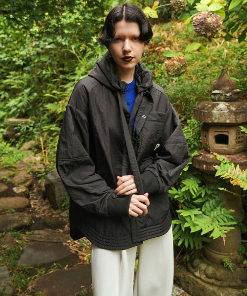 OMMO(オーエムエムオー)の「PADDED HOOD SHIRT(その他アウター・レディース・オフホワイト/ブラック・36/38)」の4枚目の写真