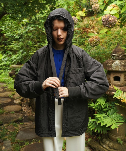 OMMO(オーエムエムオー)の「PADDED HOOD SHIRT(その他アウター・レディース・オフホワイト/ブラック・36/38)」の5枚目の写真