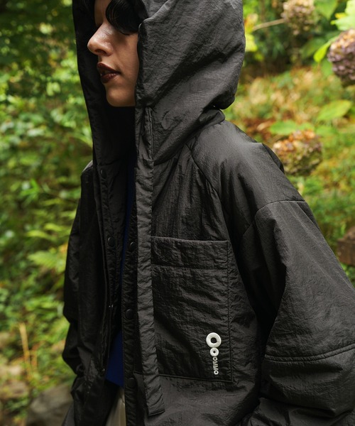 OMMO(オーエムエムオー)の「PADDED HOOD SHIRT(その他アウター・レディース・オフホワイト/ブラック・36/38)」の6枚目の写真