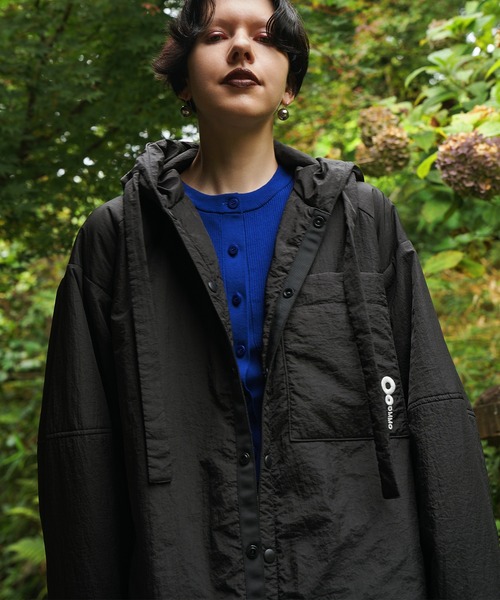 OMMO(オーエムエムオー)の「PADDED HOOD SHIRT(その他アウター・レディース・オフホワイト/ブラック・36/38)」の7枚目の写真